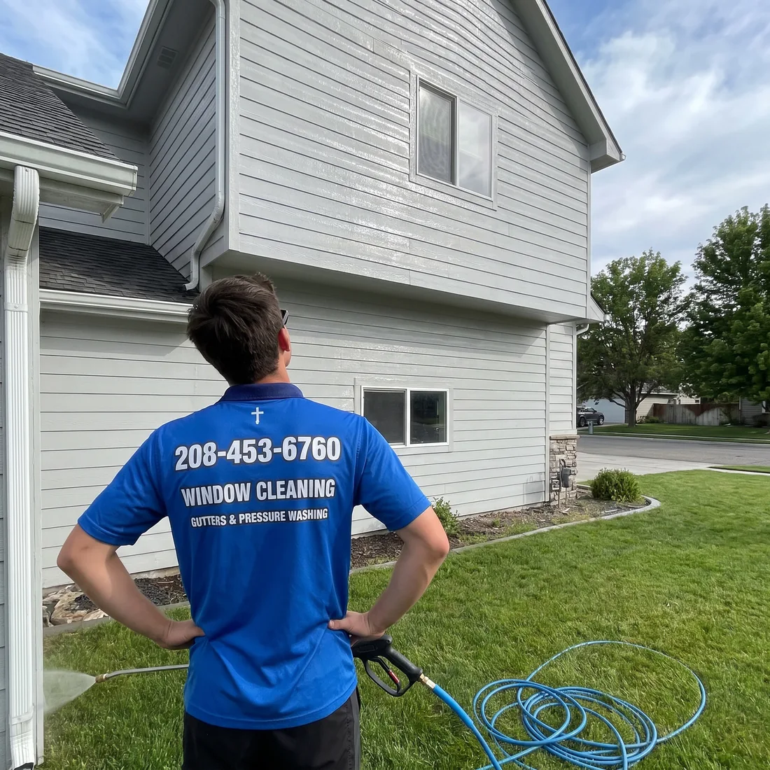 Reflekt technician doing a final walk-around inspection of freshly washed siding in Boise, Idaho